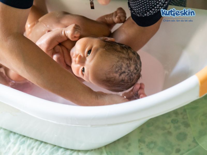 Cách tắm cho trẻ sơ sinh đúng sẽ mang lại lợi ích gì?